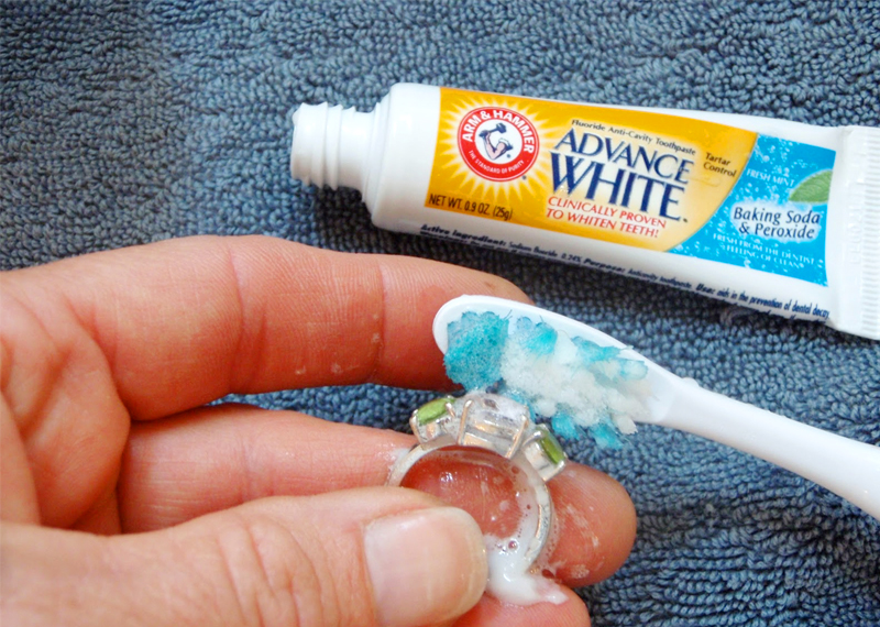 Cleaning wedding rings with toothpaste